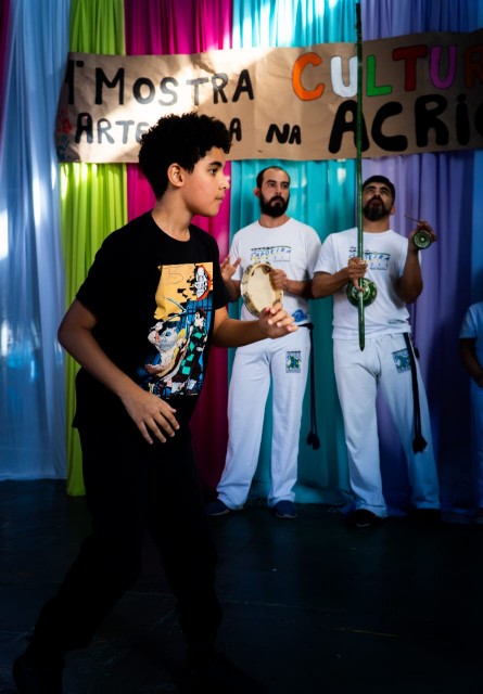 Aula de capoeira com crianças e adolescentes da ACRICA