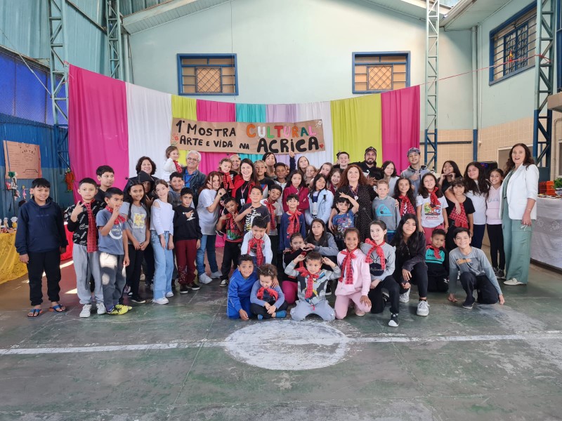 Crianças e adolescentes reunidos na 1ª Mostra Cultural da ACRICA
